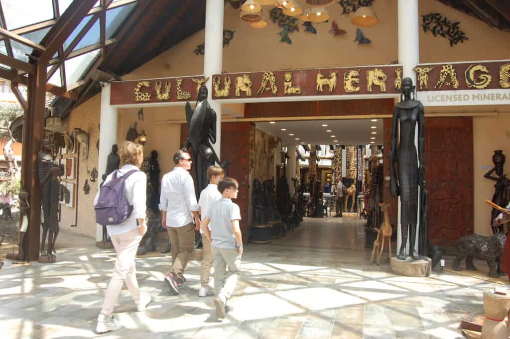 tourists-shopping-in-cultural-heritage-center