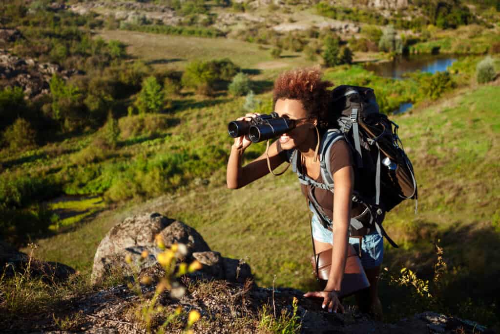 traveler-using-binoculars